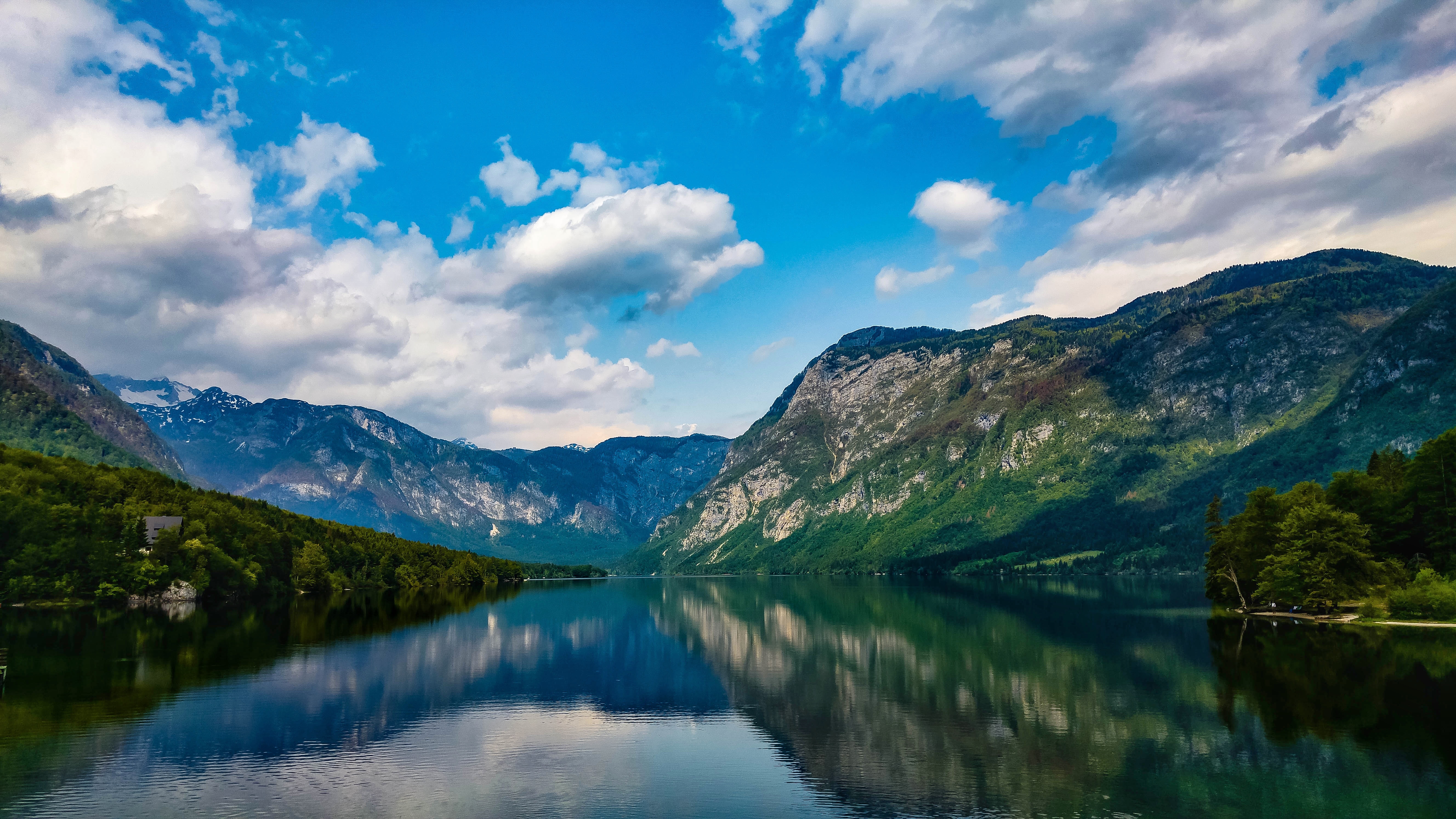 amazing-lake-in-mountains-idyllic-alpine-landscape-QWV98BX